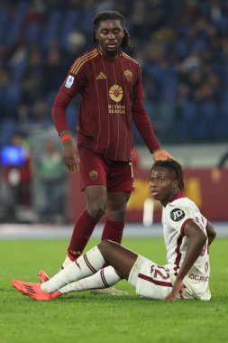 Roma, İtalya 31.10.2024: Romanlardan Manu Kone, İtalya futbol şampiyonası sırasında Torino 'dan Alieu Njie Serie A Enilive 2024-2025, Roma-Torino Fc maçında 31 Ekim 2024' te Roma 'da Stadio Olimpico' da AS Roma-Torino Fc karşılaşması.