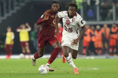 Roma, İtalya 31.10.2024: Romanlardan Manu Kone, İtalya futbol şampiyonası sırasında Torino 'dan Alieu Njie Serie A Enilive 2024-2025, Roma-Torino Fc maçında 31 Ekim 2024' te Roma 'da Stadio Olimpico' da AS Roma-Torino Fc karşılaşması.