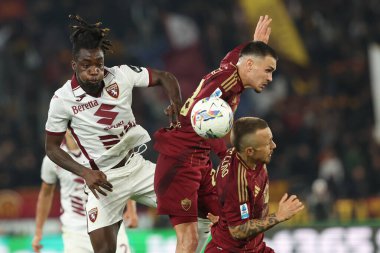 Roma, İtalya 31.10.2024: Torino 'dan Yann Karamoh, Roma' dan Enzo Le Fee, İtalya 'dan Angelino, İtalya' dan Serie A Enilive 2024-2025 karşılaşmasında Roma 'dan Angelino, 31 Ekim 2024' de Roma 'daki Stadio Olimpico' da AS Romanlar Torino Fc 'a karşı..