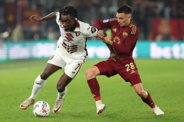Roma, İtalya 31.10.2024: Torino 'dan Yann Karamoh, İtalya futbol şampiyonluğu sırasında Roma' dan Enzo Le Fee Serie A Enilive 2025 Roma - Torino Fc maçında 31 Ekim 2024 'de Roma' daki Stadio Olimpico 'da karşılaştı..