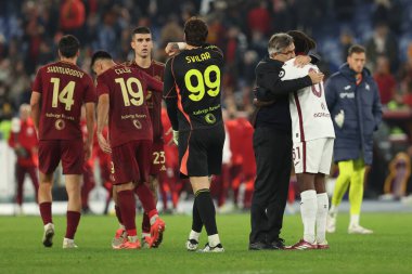 Roma, İtalya 31.10.2024: Roma futbolcuları 31 Ekim 2024 'te Roma' daki Stadio Olimpico 'da AS Romanlar Torino Fc' ye karşı oynanan 2024-2025 sezonunun sonunda zaferi kutladılar..