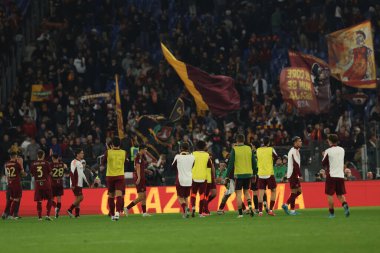 Roma, İtalya 31.10.2024: Roma futbolcuları 31 Ekim 2024 'te Roma' daki Stadio Olimpico 'da AS Romanlar Torino Fc' ye karşı oynanan 2024-2025 sezonunun sonunda zaferi kutladılar..