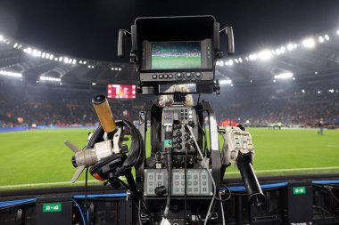 Roma, İtalya 31.10.2024: İtalya Futbol Şampiyonası sırasında İtalya sahasının kenarında TV hakları kamerası Serie A Enilive 2024-2025 maçında AS Romanlar Torino Fc 'ye karşı 31 Ekim 2024' te Roma 'da Stadio Olimpico' da.