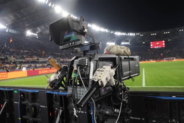 Roma, İtalya 31.10.2024: İtalya Futbol Şampiyonası sırasında İtalya sahasının kenarında TV hakları kamerası Serie A Enilive 2024-2025 maçında AS Romanlar Torino Fc 'ye karşı 31 Ekim 2024' te Roma 'da Stadio Olimpico' da.