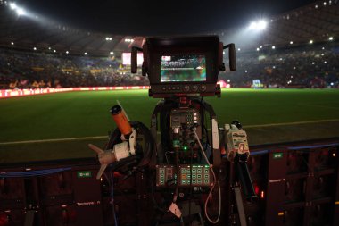 Roma, İtalya 31.10.2024: İtalya Futbol Şampiyonası sırasında İtalya sahasının kenarında TV hakları kamerası Serie A Enilive 2024-2025 maçında AS Romanlar Torino Fc 'ye karşı 31 Ekim 2024' te Roma 'da Stadio Olimpico' da.