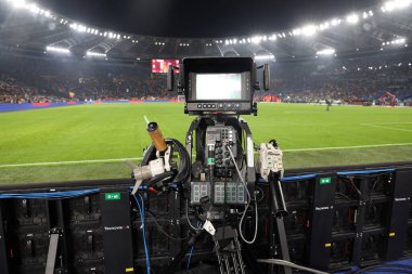 Roma, İtalya 31.10.2024: İtalya Futbol Şampiyonası sırasında İtalya sahasının kenarında TV hakları kamerası Serie A Enilive 2024-2025 maçında AS Romanlar Torino Fc 'ye karşı 31 Ekim 2024' te Roma 'da Stadio Olimpico' da.