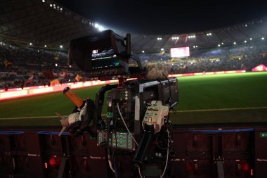 Roma, İtalya 31.10.2024: İtalya Futbol Şampiyonası sırasında İtalya sahasının kenarında TV hakları kamerası Serie A Enilive 2024-2025 maçında AS Romanlar Torino Fc 'ye karşı 31 Ekim 2024' te Roma 'da Stadio Olimpico' da.