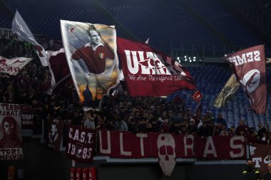 Roma, İtalya 31.10.2024: Torino taraftarları İtalya Futbol Şampiyonası sırasında tribünlerde bayraklar sallıyor Serie A Enilive 2024-2025 AS Roman-Torino Fc maçında 31 Ekim 2024 'te Roma' daki Stadio Olimpico 'da.