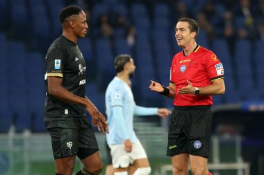 Roma, İtalya 4.11.2024: Çagliari 'li Yerry Mina, İtalya futbol şampiyonası sırasında hakem Ayroldi Serie A Enilive 2024-2025 karşılaşmasında SS Lazio ve Cagliari Calcio 4 Kasım 2024' te Roma 'daki Stadio Olimpico' da karşı karşıya geldiler..
