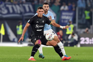 Roma, İtalya 4.11.2024: Cagliari 'den Roberto Piccoli Lazio' lu Mario Gila İtalya futbol şampiyonası sırasında Serie A Enilive 2024-2025 karşılaşmasında SS Lazio ve Cagliari Calcio 4 Kasım 2024 'te Roma' daki Stadio Olimpico 'da karşı karşıya geldiler..