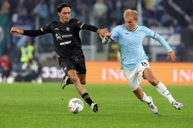 Roma, İtalya 4.11.2024: Cagliari 'li Tommaso Augello, Lazio' lu Gustav Isaksen İtalyan futbol şampiyonası Serie A Enilive 2024-2025 karşılaşmasında SS Lazio, Cagliari Calcio 'ya karşı 4 Kasım 2024' te Roma 'daki Stadio Olimpico' da oynanan karşılaşma..
