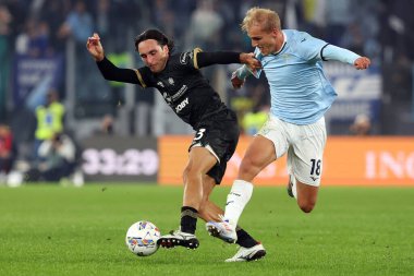 Roma, İtalya 4.11.2024: Cagliari 'li Tommaso Augello, Lazio' lu Gustav Isaksen İtalyan futbol şampiyonası Serie A Enilive 2024-2025 karşılaşmasında SS Lazio, Cagliari Calcio 'ya karşı 4 Kasım 2024' te Roma 'daki Stadio Olimpico' da oynanan karşılaşma..