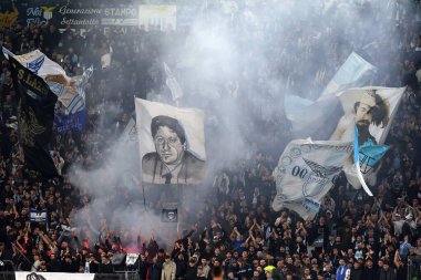 Roma, İtalya 4.11.2024: İtalyan futbol şampiyonası sırasında Lazio taraftarları tribünde Serie A Enilive 2024-2025 maçında SS Lazio, Cagliari Calcio 'ya karşı 4 Kasım 2024' de Roma 'da Stadio Olimpico' da oynuyorlar..