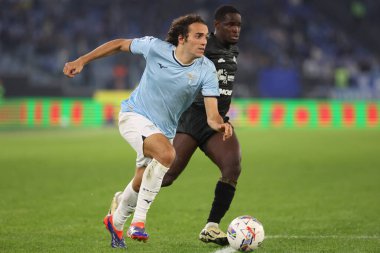 Roma, İtalya 4.11.2024: Lazio 'dan Matteo Guendouzi, İtalya' dan Zito Luvumbo İtalya 'dan Serie A Enilive 2024-2025 karşılaşması sırasında Lazio-Cagliari Calcio karşılaşması 4 Kasım 2024' te Roma 'da Stadio Olimpico' da gerçekleşti..