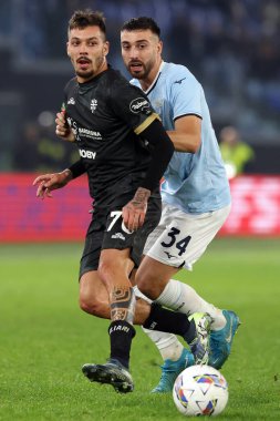 Roma, İtalya 4.11.2024: Lazio 'lu Mario Gila, Cagliari' li Gianluca Gaetano İtalya futbol şampiyonasında Serie A Enilive 2024-2025 karşılaşmasında SS Lazio Cagliari Calcio 'ya karşı Roma' daki Stadio Olimpico 'da 4 Kasım 2024.