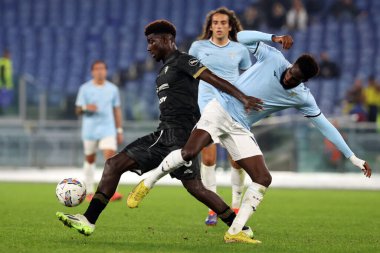 Roma, İtalya 4.11.2024: Michel Adopo (Cagliari), Boulaye Dia (Lazio) İtalya Futbol Şampiyonası sırasında Serie A Enilive 2024-2025 SS Lazio (Cagliari Calcio) maçı sırasında 4 Kasım 2024 'te Roma' da Stadio Olimpico 'da oynandı..