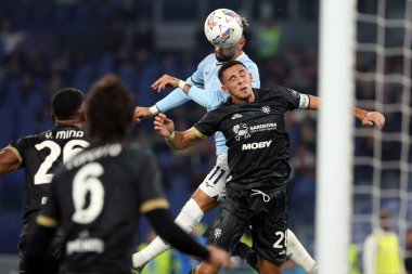 Roma, İtalya 4.11.2024: Lazio 'dan Taty Castellanos, İtalya futbol şampiyonluğu sırasında Cagliari' den Gabriele Zappa, İtalya 'dan Serie A Enilive 2024-2025 karşılaşmasında SS Lazio' ya karşı Cagliari Calcio, Roma 'daki Stadio Olimpico' da 4 Kasım 2024 tarihinde oynanan karşılaşma..