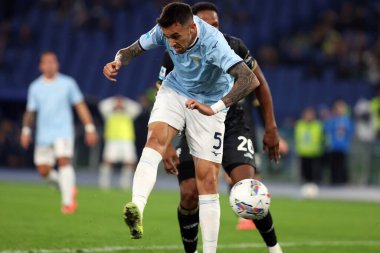 Roma, İtalya 4.11.2024: Cagliari 'li Yerry Mina, Lazio' lu Matias Vecino İtalya futbol şampiyonasında Serie A Enilive 2024-2025 karşılaşmasında SS Lazio - Cagliari Calcio maçı 4 Kasım 2024 'te Roma' daki Stadio Olimpico 'da yapıldı..