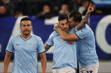 Roma, İtalya 4.11.2024: Lazio 'dan Mattia Zaccagni gol cezası aldı ve İtalya futbol şampiyonası Serie A Enilive 2024-2025 karşılaşmasında takımla birlikte kutladı: SS Lazio - Cagliari Calcio maçı 4 Kasım 2024' te Roma 'da Stadio Olimpico' da.