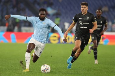 Roma, İtalya 4.11.2024: Lazio 'lu Boulaye Dia, İtalya Futbol Şampiyonası sırasında Cagliari' li Adam Obert Serie A Enilive 2024-2025 karşılaşmasında SS Lazio - Cagliari Calcio, Roma 'daki Stadio Olimpico' da 4 Kasım 2024.