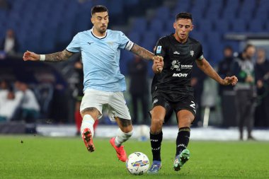 Roma, İtalya 4.11.2024: Lazio 'dan Mattia Zaccagni, İtalya futbol şampiyonluğu sırasında Cagliari' den Gabriele Zappa Serie A Enilive 2024-2025 karşılaşmasında SS Lazio, Cagliari Calcio 'ya karşı 4 Kasım 2024' te Roma 'daki Stadio Olimpico' da oynanan karşılaşma..