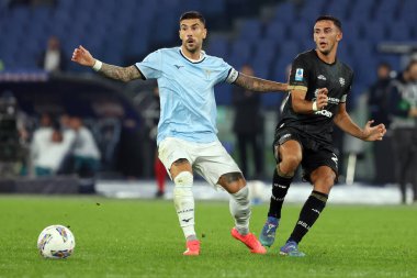 Roma, İtalya 4.11.2024: Lazio 'dan Mattia Zaccagni, İtalya futbol şampiyonluğu sırasında Cagliari' den Gabriele Zappa Serie A Enilive 2024-2025 karşılaşmasında SS Lazio, Cagliari Calcio 'ya karşı 4 Kasım 2024' te Roma 'daki Stadio Olimpico' da oynanan karşılaşma..