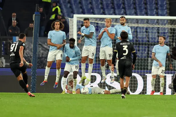 Roma, İtalya 4.11.2024: İtalyan futbol şampiyonası sırasında berberlik yapan Lazio oyuncuları Serie A Enilive 2024-2025 maçında SS Lazio, Cagliari Calcio 'ya karşı 4 Kasım 2024' te Roma 'da Stadio Olimpico' da oynanan karşılaşma..