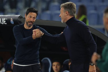 Roma, İtalya 07.11.2024: Marco Baroni teknik direktörü Lazio, Uefa Avrupa Ligi 2024-2025, 4. gün öncesinde Porto 'nun Vitor Bruno teknik direktörünü selamladı..