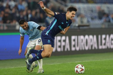 Roma, İtalya 07.11.2024: Lazio 'lu Pedro, Uefa Avrupa Ligi 2024-2025 gününde Porto' lu Francisco Mpura, 4. Gün, SS Lazio ile Fc Porto arasındaki futbol karşılaşması 7 Kasım 2024 'te Roma Olimpiyat Stadyumu' nda gerçekleşti..