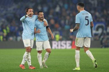 Roma, İtalya 07.11.2024: Lazio 'dan Luca Pellegrini, Lazio' dan Pedro, Lazio 'dan Matias Vecino, 2024-2025 Uefa Avrupa Ligi' nin 4. gününde, 7 Kasım 2024 'de Roma' daki Olimpiyat Stadyumu 'nda SS Lazio' ya karşı Fc Porto arasındaki futbol karşılaşmasını kutluyorlar..