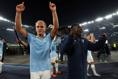 Roma, İtalya 07.11.2024: Lazio Lazio 'lu Loum Tchaouna, Uefa Avrupa Ligi 2024-2025, 4. gün sonunda oynanan ve 7 Kasım 2024' de Roma 'daki Olimpiyat Stadyumu' nda oynanan SS Lazio Fc Porto maçının galibiyetini kutladı..
