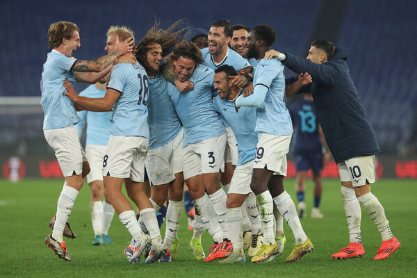 Рим, Италия 07.11.2024: Игроки "Лацио" празднуют окончание Лиги Европы УЕФА 2024-2025, день 4, футбольный матч между СС "Лацио" и ФК "Порту" на Олимпийском стадионе в Риме 7 ноября 2024 года.