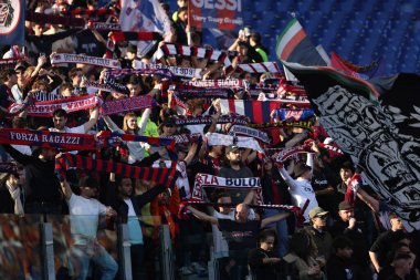 Roma, İtalya 10.11.2024: İtalyan futbol şampiyonası sırasında atkıları olan Bolonya taraftarları Serie A Enilive 2024-2025, Roma 'daki Stadio Olimpico' da AS Roman - Bologna FC 1909 karşılaşması.