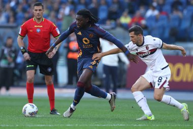 Roma, İtalya 10.11.2024: Romanlardan Manu Kone, İtalya futbol şampiyonası sırasında Bologna 'dan Remo Freuler Serie A Enilive 2024-2025 Roma-Bologna FC 1909 Stadyumu' nda AS Roma-Bologna FC 1909 karşılaşması.