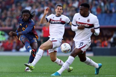 Roma, İtalya 10.11.2024: Romanlardan Manu Kone, İtalya futbol şampiyonası sırasında Bologna 'dan Remo Freuler Serie A Enilive 2024-2025 Roma-Bologna FC 1909 Stadyumu' nda AS Roma-Bologna FC 1909 karşılaşması.
