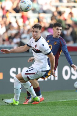 Roma, İtalya 10.11.2024: Bologna 'dan Sam Beukema, İtalya futbol şampiyonluğu sırasında Roma' nın Matias Soule 'u Serie A Enilive 2024-2025 maçında AS Roman Bologna FC 1909 Roma' daki Stadio Olimpico 'da oynanacak..