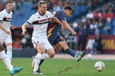 Roma, İtalya 10.11.2024: Bolonya 'dan Tommaso Pobega, İtalya futbol şampiyonası sırasında Romanlardan Niccolo Pisilli Serie A Enilive 2024-2025 karşılaşması AS Roma Bologna FC 1909 Roma' daki Stadio Olimpico 'da oynanacak..