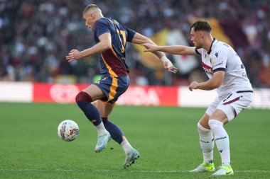 Roma, İtalya 10.11.2024: Romanların Artem Dovbyk 'i, İtalya futbol şampiyonası sırasındaki Bologna' lı Sam Beukema Serie A Enilive 2024-2025 karşılaşması AS Roma Bologna FC 1909 Roma 'daki Stadio Olimpico' da oynanacak..