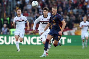 Roma, İtalya 10.11.2024: Roma 'dan Artem Dovbyk, İtalya futbol şampiyonası sırasında Bologna' dan Juan Miranda Serie A Enilive 2024-2025 Roma - Bologna FC 1909 Roma 'daki Stadio Olimpico' da AS Roma - Bologna FC.