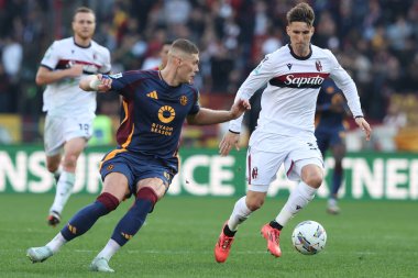 Roma, İtalya 10.11.2024: Roma 'dan Artem Dovbyk, İtalya futbol şampiyonası sırasında Bologna' dan Juan Miranda Serie A Enilive 2024-2025 Roma - Bologna FC 1909 Roma 'daki Stadio Olimpico' da AS Roma - Bologna FC.