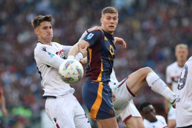 Roma, İtalya 10.11.2024: Bologna 'dan Sam Beukema, İtalya futbol şampiyonluğu sırasında Roma' dan Artem Dovbyk Serie A Enilive 2024-2025 maçında AS Roman Bologna FC 1909 Roma 'daki Stadio Olimpico.