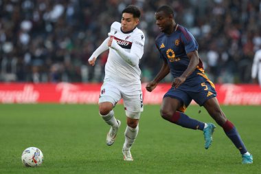 Roma, İtalya 10.11.2024: Santiago Castro of Bologna, İtalyan futbol şampiyonası sırasında Roman Evan Ndicka Serie A Enilive 2024-2025 Roma - Bologna FC 1909 Roma Olimpico Stadyumu 'nda AS Roma - Bologna FC 1909 karşılaşması.