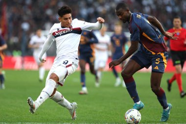 Roma, İtalya 10.11.2024: Santiago Castro of Bologna, İtalyan futbol şampiyonası sırasında Roman Evan Ndicka Serie A Enilive 2024-2025 Roma - Bologna FC 1909 Roma Olimpico Stadyumu 'nda AS Roma - Bologna FC 1909 karşılaşması.