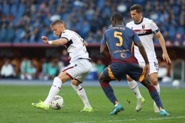 Roma, İtalya 10.11.2024: Bolonya 'dan Jesper Karlsson, İtalya futbol şampiyonluğu sırasında Roman Evan Ndicka Serie A Enilive 2024-2025 maçında AS Roma Bologna FC 1909 Roma' daki Stadio Olimpico.
