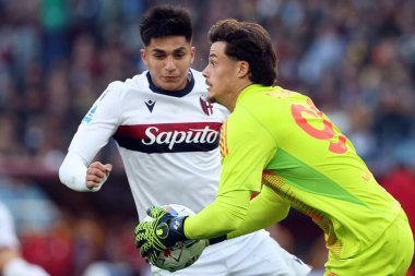 Roma, İtalya 10.11.2024: Santiago Castro of Bologna, Mile Svilar İtalya futbol şampiyonası sırasında Serie A Enilive 2024-2025 AS Roma - Bologna FC 1909 Roma Olimpico Stadyumu 'nda oynanan karşılaşma..