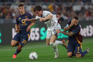 Roma, İtalya 10.11.2024: Romanlardan Samuel Elias Dahl, Bolonya 'dan Giovanni Fabbian, İtalya futbol şampiyonası sırasında Roma' dan Angelino Serie A Enilive 2024-2025 Roma - Bologna FC 1909 Stadyumu 'nda AS Roma - Bologna FC 1909 karşılaşması.