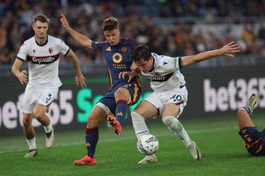 Roma, İtalya 10.11.2024: Romanlardan Samuel Elias Dahl, Bolonya 'dan Giovanni Fabbian, İtalya futbol şampiyonası sırasında Roma' dan Angelino Serie A Enilive 2024-2025 Roma - Bologna FC 1909 Stadyumu 'nda AS Roma - Bologna FC 1909 karşılaşması.
