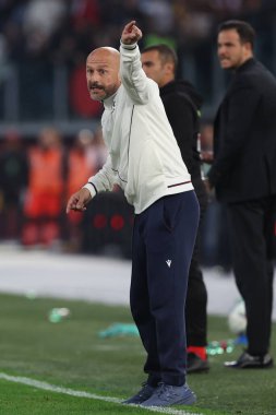 Roma, İtalya 10.11.2024: İtalya Futbol Şampiyonası sırasında Vincenzo Italiano teknik direktörü Serie A Enilive 2024-2025 AS Roma - Bologna FC 1909 Roma 'daki Stadio Olimpico maçında.