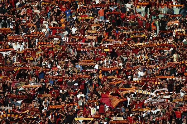 Roma, İtalya 10.11.2024: İtalyan futbol şampiyonası sırasında eşarplı Roman taraftarlar Serie A Enilive 2024-2025 maçında AS Romanlar Bologna FC 1909 Roma 'daki Stadio Olimpico' da karşılaşacak.