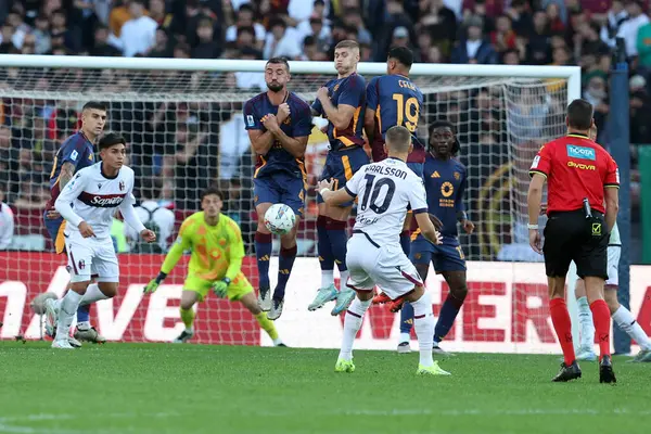 Roma, İtalya 10.11.2024: İtalyan futbol şampiyonası sırasında bariyerdeki Roman oyuncular Serie A Enilive 2024-2025 maçında AS Roman-Bologna FC 1909 Roma 'daki Stadio Olimpico' da karşılaşacak..